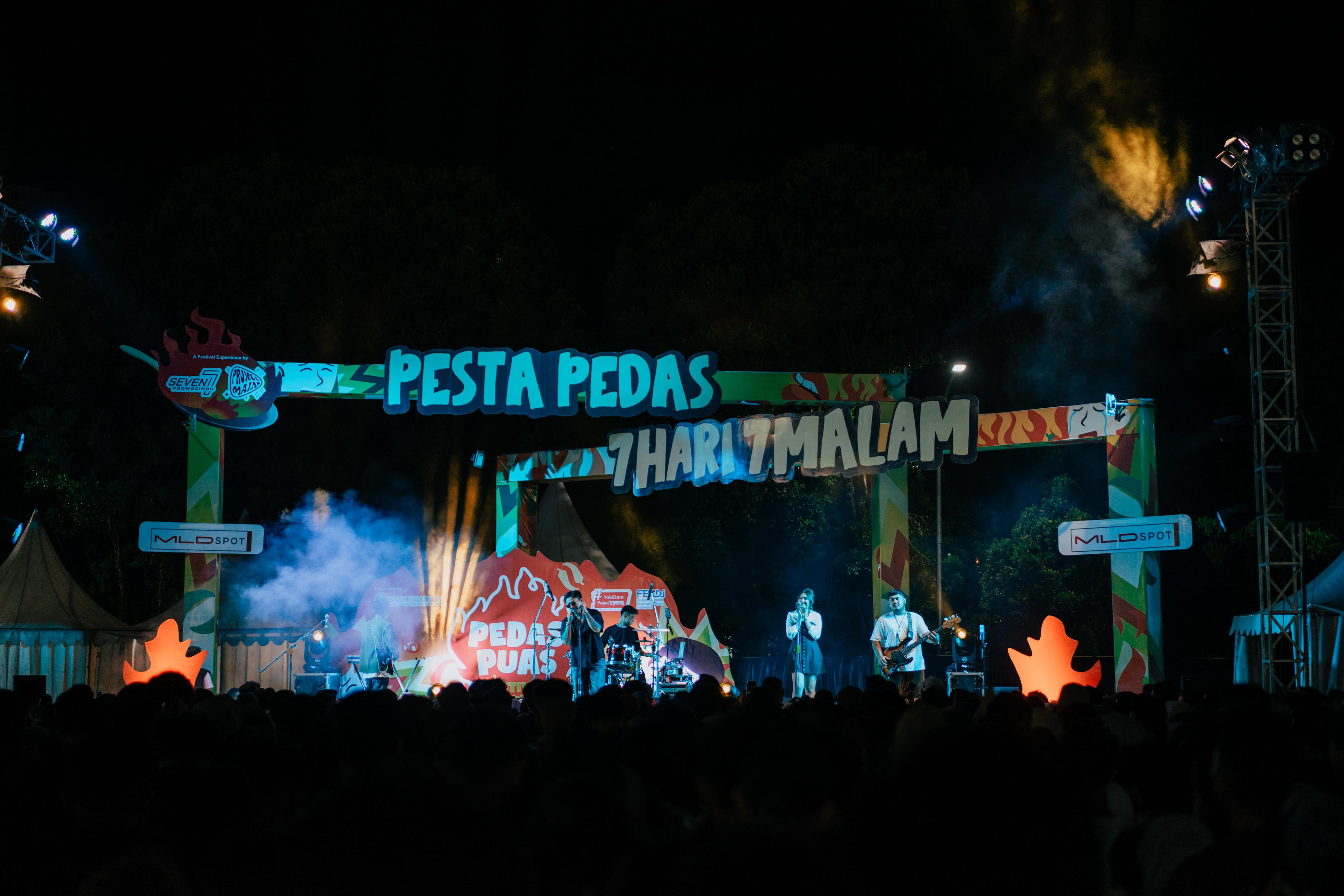 Suasana panggung utama Pedas Puas Festival 2025 di Lapangan Parkir GOR Segiri, Samarinda, dipadati ribuan pengunjung. Festival kuliner ini sukses membakar semangat warga selama tujuh hari tujuh malam.